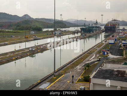 Panama, province de Panama, Panama City, porte-conteneurs passant par l'Ecluse de Miraflores Dans le Canal de Panama Banque D'Images