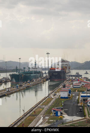 Panama, province de Panama, Panama City, porte-conteneurs passant par l'Ecluse de Miraflores Dans le Canal de Panama Banque D'Images