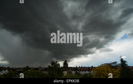 London, SW London, UK. 19 mai, 2015. Grêle forte tombe S Londres cet après-midi d'assombrissement dramatique skies accompagné d'une pluie torrentielle, le tonnerre et la foudre. Credit : Malcolm Park editorial/Alamy Live News Banque D'Images