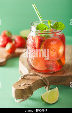 Limonade aux fraises d'été avec de la chaux et de la menthe en pot Banque D'Images