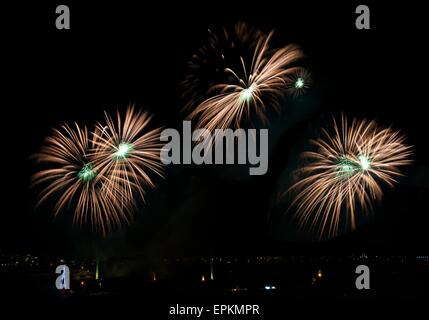 Golden orange d'artifice étonnant isolé en arrière-plan foncé fermer jusqu'à la place de texte, Malte, le 4 juillet festival fireworks Banque D'Images