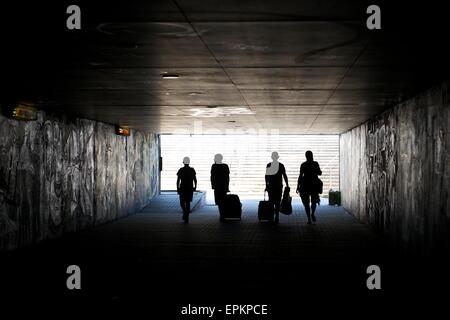 Les touristes avec l'assurance passe dans le tunnel, les voyageurs dans le tunnel,quatre personnes, des vacances, des gens en vacances, les gens Banque D'Images