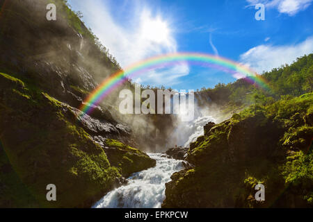 Cascade Kjosfossen géant dans Flam - Norvège Banque D'Images