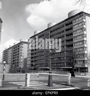 Historique, 1960, photo montre nouvellement construit des appartements modernes le temps, Victoria, London, England, UK. Banque D'Images