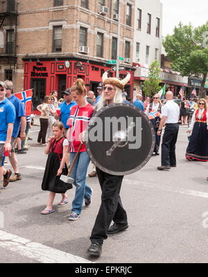 Un marcheur satellite Viking sa fierté dans le 64e congrès annuel 17 mai Parade à Bay Ridge, Brooklyn le 17 mai 2015, la célébration du Jour de la Constitution de la Norvège. Bay Ridge, bien que diversifiées, est la maison de beaucoup de gens de Scandinavian heritage. Au cours de la dernière partie du dix-neuvième siècle et le début du xxe siècle de nombreux marins norvégiens se sont installés dans la région de Bay Ridge. (© Richard B. Levine) Banque D'Images