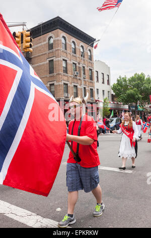 Un marcheur satellite Viking sa fierté dans le 64e congrès annuel 17 mai Parade à Bay Ridge, Brooklyn le 17 mai 2015, la célébration du Jour de la Constitution de la Norvège. Bay Ridge, bien que diversifiées, est la maison de beaucoup de gens de Scandinavian heritage. Au cours de la dernière partie du dix-neuvième siècle et le début du xxe siècle de nombreux marins norvégiens se sont installés dans la région de Bay Ridge. (© Richard B. Levine) Banque D'Images