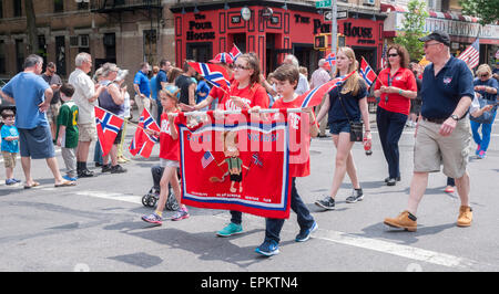 Des milliers de manifestants et de regarder le 64e congrès annuel 17 mai Parade à Bay Ridge, Brooklyn le 17 mai 2015, la célébration du Jour de la Constitution de la Norvège. Bay Ridge, bien que diversifiées, est la maison de beaucoup de gens de Scandinavian heritage. Au cours de la dernière partie du dix-neuvième siècle et le début du xxe siècle de nombreux marins norvégiens se sont installés dans la région de Bay Ridge. (© Richard B. Levine) Banque D'Images