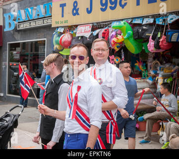 Spectateurs regarder la 64e conférence annuelle 17 mai Parade à Bay Ridge, Brooklyn le 17 mai 2015, la célébration du Jour de la Constitution de la Norvège. Bay Ridge, bien que diversifiées, est la maison de beaucoup de gens de Scandinavian heritage. Au cours de la dernière partie du dix-neuvième siècle et le début du xxe siècle de nombreux marins norvégiens se sont installés dans la région de Bay Ridge. (© Richard B. Levine) Banque D'Images
