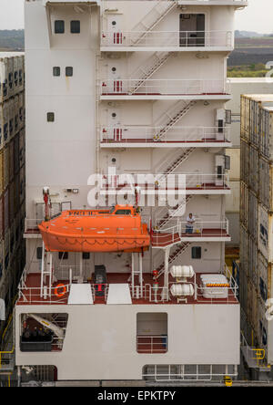 Panama, province de Panama, Panama City, porte-conteneurs passant par l'Ecluse de Miraflores Dans le Canal de Panama Banque D'Images