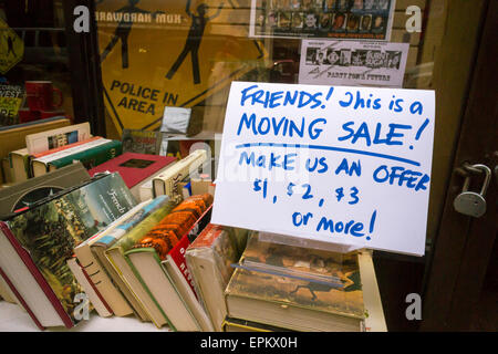 La première libraire indépendant à des fins politiques et socialement significative, livres, livres de la révolution dans le quartier de Chelsea, New York le Samedi, Mai 16, 2015. L'organisme sans but lucratif librairie est actuellement à la recherche d'un nouveau site que son bail a expiré et n'est de tenter de sensibiliser 150 000 $ pour financer le nouvel emplacement. (© Richard B. Levine) Banque D'Images