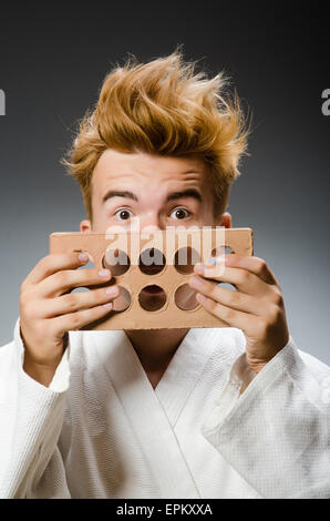 Funny karate fighter avec la brique d'argile Banque D'Images