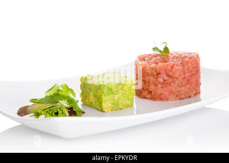 Tartare de saumon. Tartare de saumon, tranches d'avocat et de salade fraîche isolé sur fond blanc. Fine Cuisine de manger. Banque D'Images