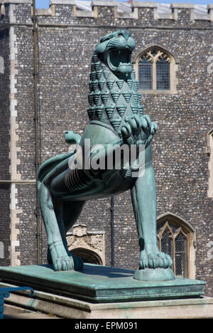 Art-déco, lion de bronze devant la mairie, Norwich, Norfolk, Angleterre Banque D'Images