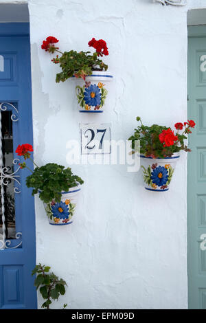 Fleurs en pots décoratifs sur les murs dans le 'blanc' ville de Frigiliana, Espagne Banque D'Images