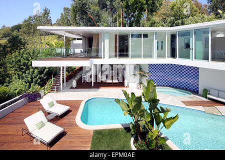 Façade avec balcon donnant sur la piscine et patio, Sea Residence, Los Angeles, USA Banque D'Images