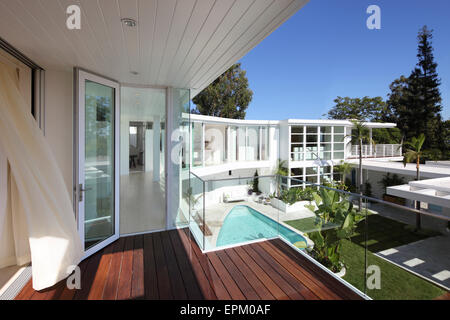 Vue sur le balcon donnant sur la piscine et patio, Seabright Residence, Los Angeles, USA Banque D'Images