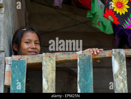 Panama, province de Darién, Puerta Lara, Tribu Wounaan Girl Banque D'Images