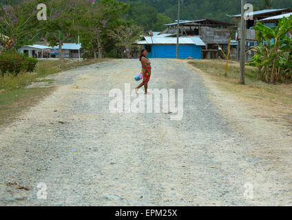 Panama, province de Darién, Puerta Lara, Tribu Wounaan Femme au milieu d'une route dans un village Banque D'Images