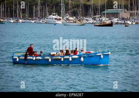 Le château sur la rivière Dart ferry transportant des passagers à Dartmouth Castle. Banque D'Images