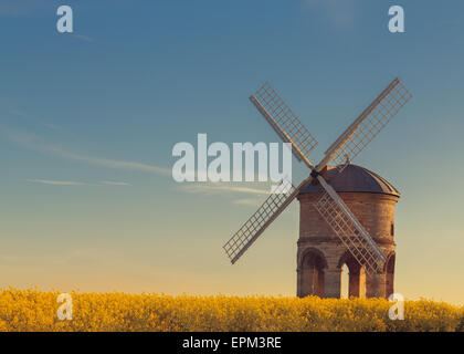 Moulin à Vent de Chesterton - dans un champ de colza Banque D'Images