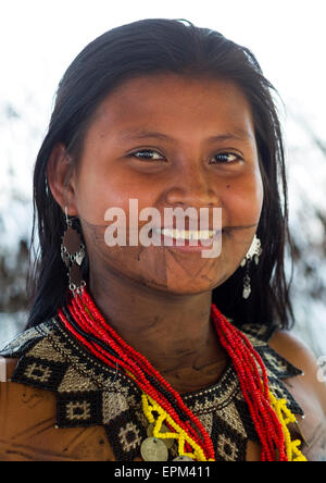 Panama, province de Darién, Bajo Chiquito, femme de la Tribu Indienne indigène Embera Portrait Banque D'Images