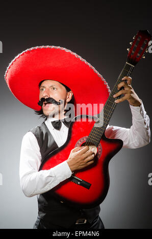 Sombrero mexicain homme porte isolated on white Banque D'Images