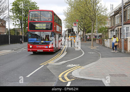 London cycle path. Un bus s'éloigne d'un nouveau arrêt de bus "flottant" qui permet de dépasser les vélos en toute sécurité sur le côté près de Banque D'Images