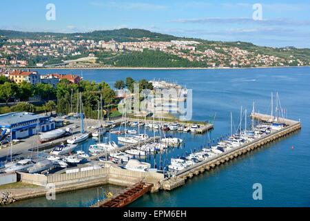 Marina à côté de Port de Koper avec l'étalement urbain éloigné Logement Port de Koper, en Slovénie, l'Istrie, la mer Adriatique, l'Europe Banque D'Images