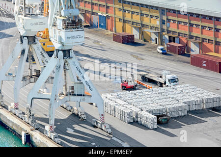 Port de Koper entrepôts grues & piles de lingots d'aluminium sur quai, péninsule d'Istrie, Slovénie Mer Adriatique, de l'Europe Banque D'Images