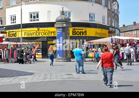 Centre-ville aboyant les gens font des courses dans la rue piétonne avec Albemarle & Bond pawnbroker pawn shop et marchés stalles est de Londres Angleterre Royaume-Uni Banque D'Images