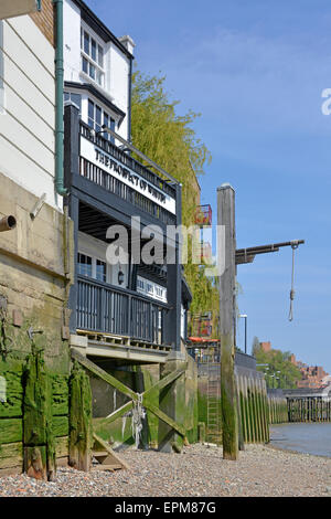 Célèbre Riverside Prospect de Whitby historique maison publique River Thames eshore à marée basse avec hangmans noose Wapping East End de Londres Angleterre Royaume-Uni Banque D'Images