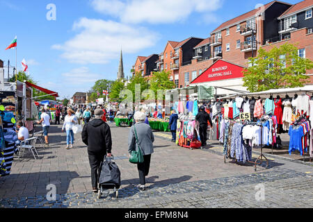 Les commerçants de vêtements et les gens dans le marché du centre-ville de Romford stands et shoppers église flèche et salle de shopping au-delà de l'est de Londres Londres Angleterre Royaume-Uni Banque D'Images
