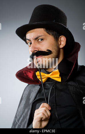 Funny magician man avec baguette et hat Banque D'Images