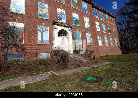 Travaux d'art sur le côté de l'Hôpital Psychiatrique abandonné Kings Park Long Island New York Banque D'Images