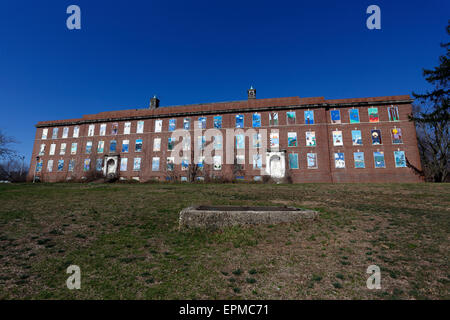 Travaux d'art sur le côté de l'Hôpital Psychiatrique abandonné Kings Park Long Island New York Banque D'Images