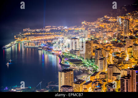 Vue de nuit sur la montagne de Monaco Banque D'Images