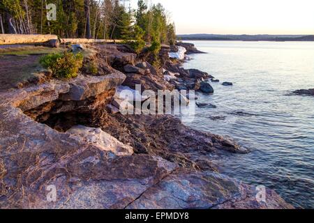 Le printemps arrive sur les falaises rocheuses du lac Supérieur dans la région de Marquette, Michigan. Banque D'Images