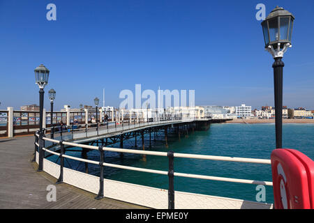 Bouée de cabinet et sur des feux en plein jour jetée de Worthing Banque D'Images