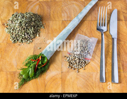 Représentation d'un humoristique inspiré de chanvre avec repas, les graines de chanvre, l'origan, la coriandre, l'aneth, rizlas. Banque D'Images