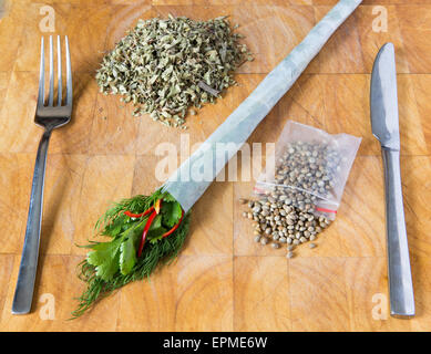 Représentation d'un humoristique inspiré de chanvre avec repas, les graines de chanvre, l'origan, aneth, coriandre, rizlas. Banque D'Images
