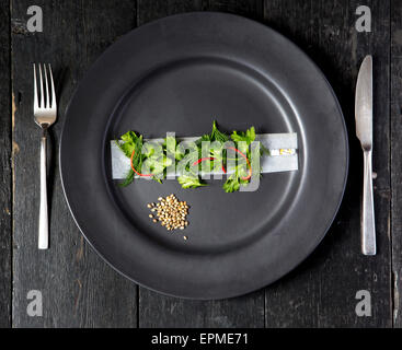 Représentation d'un humoristique inspiré de chanvre avec repas, les graines de chanvre, coriandre, rizlas. Banque D'Images