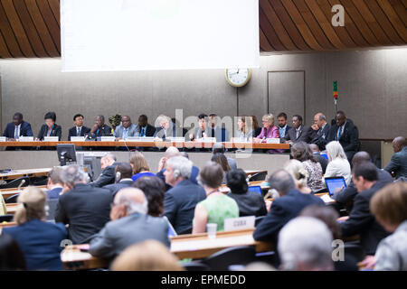 Genève, Suisse. 19 mai, 2015. Les délégués participent Organisation mondiale de la Santé (OMS) d'information technique d'Ebola dans la région de Genève, Suisse, le 19 mai 2015. La 68e session de l'Assemblée mondiale de la santé est entré dans la deuxième journée à Genève. Plus de 3 000 délégués de 194 États membres seraient axées sur la discussion des flambées et l'ordre du jour de la santé après 2015. © Xu Jinquan/Xinhua/Alamy Live News Banque D'Images