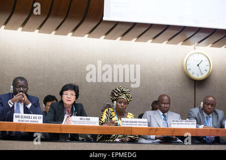 Genève, Suisse. 19 mai, 2015. Li Bin (2e, L), directeur de la Santé nationale et la planification de la famille et de la Commission de la délégation chinoise, assiste à l'Organisation mondiale de la Santé (OMS) d'information technique d'Ebola dans la région de Genève, Suisse, le 19 mai 2015. La 68e session de l'Assemblée mondiale de la santé est entré dans la deuxième journée à Genève. Plus de 3 000 délégués de 194 États membres seraient axées sur la discussion des flambées et l'ordre du jour de la santé après 2015. © Xu Jinquan/Xinhua/Alamy Live News Banque D'Images