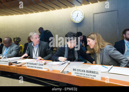 Genève, Suisse. 19 mai, 2015. Margaret Chan (2e, R), directeur général de l'Organisation mondiale de la Santé (OMS), entretiens avec Sylvia Burwell (1e, R), le secrétaire américain de la Santé et des Services sociaux, au cours de l'OMS d'information technique d'Ebola à Genève, Suisse, le 19 mai 2015. La 68e session de l'Assemblée mondiale de la santé est entré dans la deuxième journée à Genève. Plus de 3 000 délégués de 194 États membres seraient axées sur la discussion des flambées et l'ordre du jour de la santé après 2015. © Xu Jinquan/Xinhua/Alamy Live News Banque D'Images