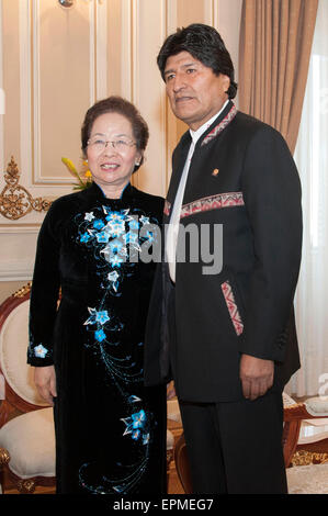 La Paz, Bolivie. 19 mai, 2015. Le président bolivien Evo Morales (R), rencontre avec le Vice-président vietnamien Nguyen Thi Doan (L), au Palais du Gouvernement à La Paz, Bolivie, le 19 mai 2015. © Freddy Zarco/ABI/Xinhua/Alamy Live News Banque D'Images