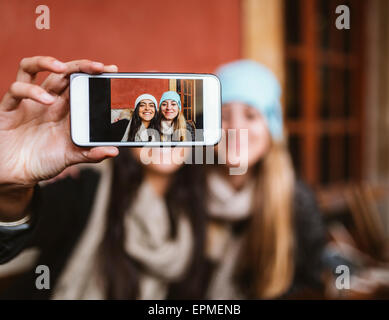 Deux amis de selfies femelle sur l'écran de smartphone Banque D'Images