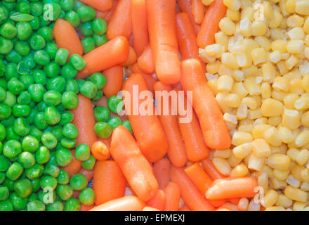 Petits pois, carottes et maïs jaune orange Banque D'Images