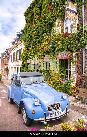 Citroën 2CV bleu voiture garée à l'extérieur, sur la rue, village ou français, France, Europe Banque D'Images