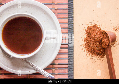Café noir savoureux et haché haricots de café Banque D'Images