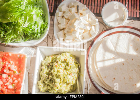 De délicieuses tortillas tex mex table. y compris les tortillas,salsa, guacamole, fromage feta et salade Banque D'Images